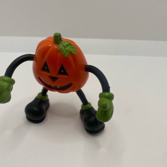 VINTAGE FUN WORLD HALLOWEEN PUMPKIN FIGURE BENDABLE ARMS LEGS 4" TALL Toy. - Picture 2 of 8